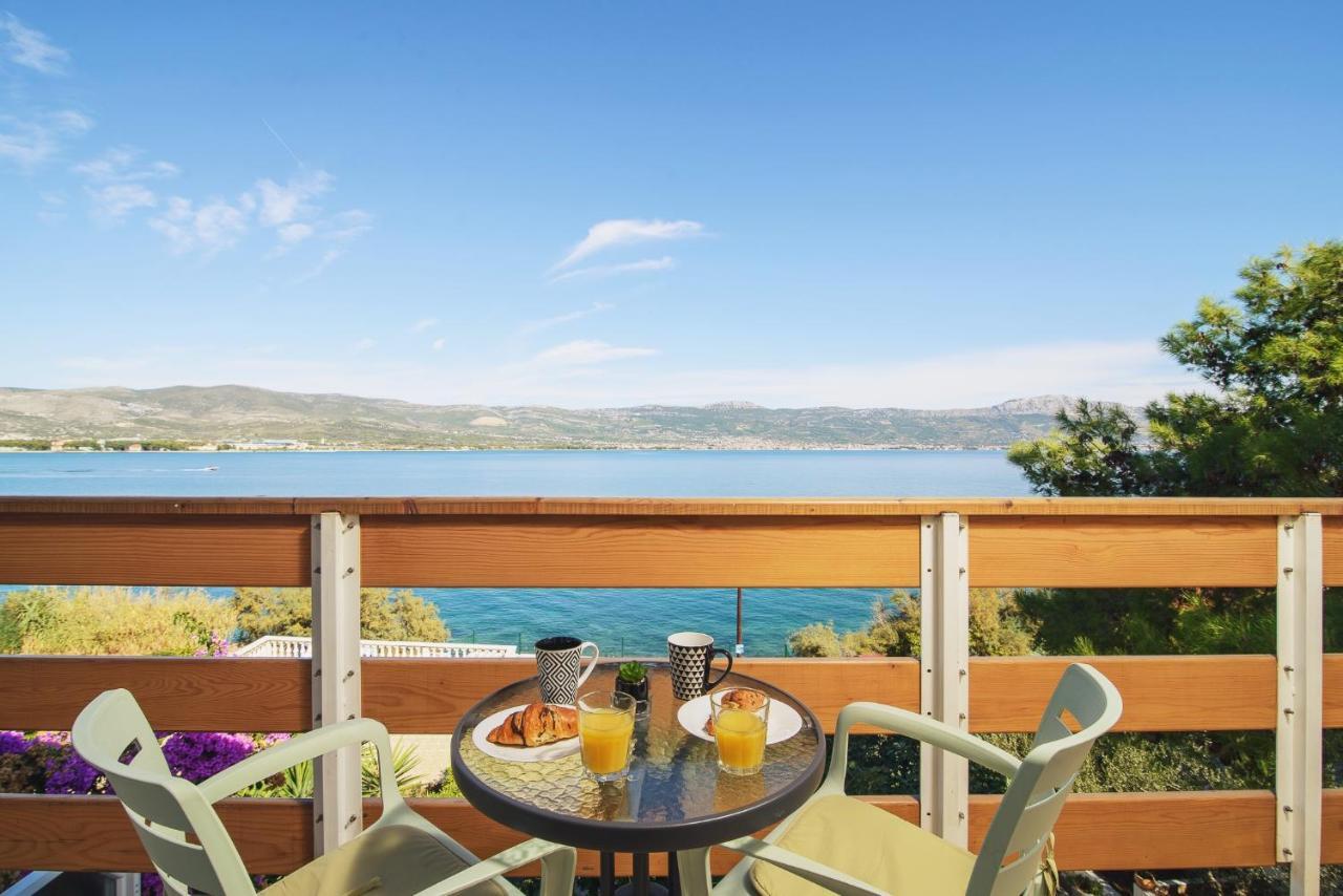 Villa Bua - Beautiful Seafront Apartments Trogir Bagian luar foto
