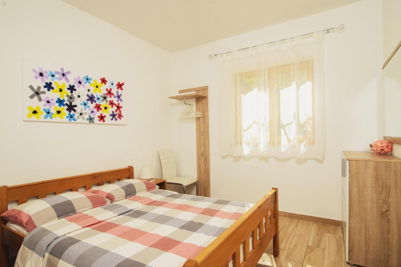 Villa Bua - Beautiful Seafront Apartments Trogir Bagian luar foto