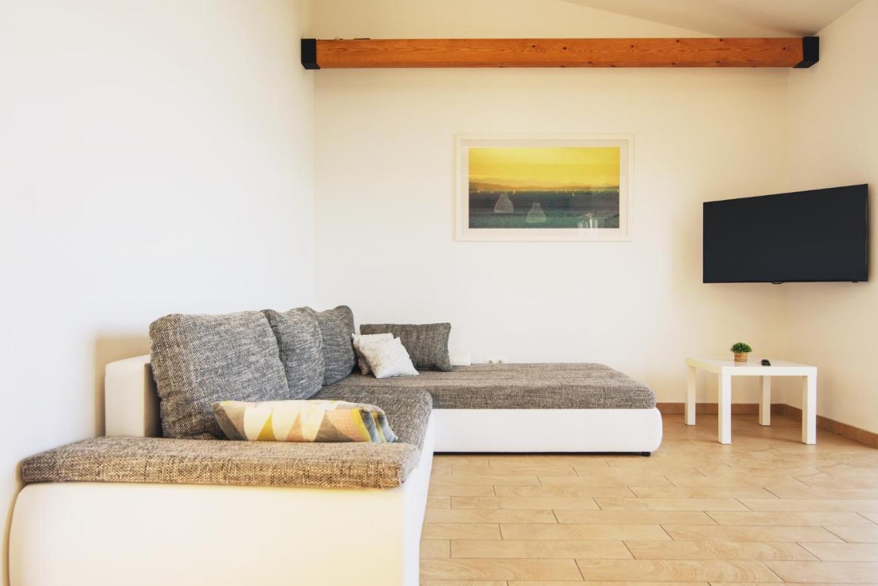 Villa Bua - Beautiful Seafront Apartments Trogir Bagian luar foto
