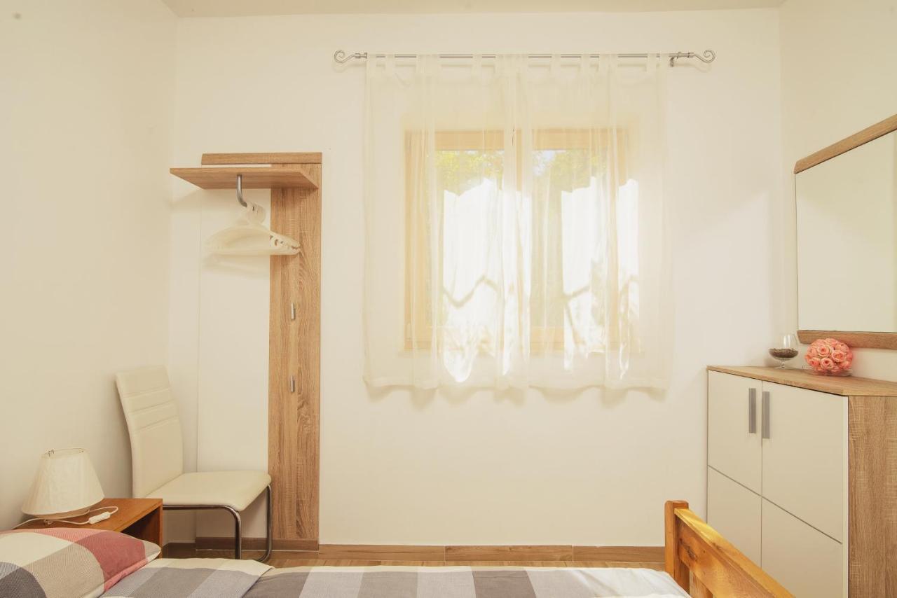 Villa Bua - Beautiful Seafront Apartments Trogir Bagian luar foto