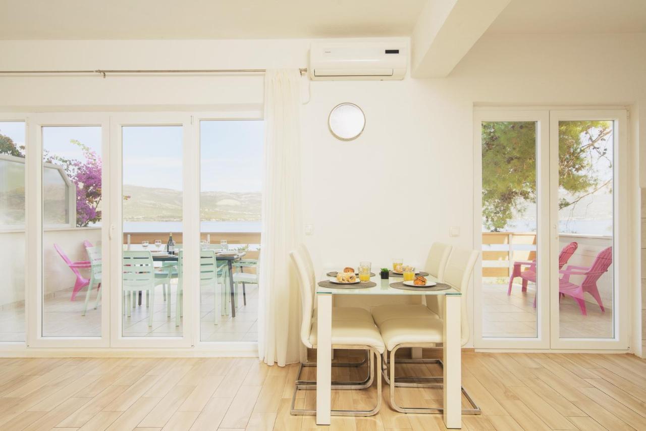Villa Bua - Beautiful Seafront Apartments Trogir Bagian luar foto