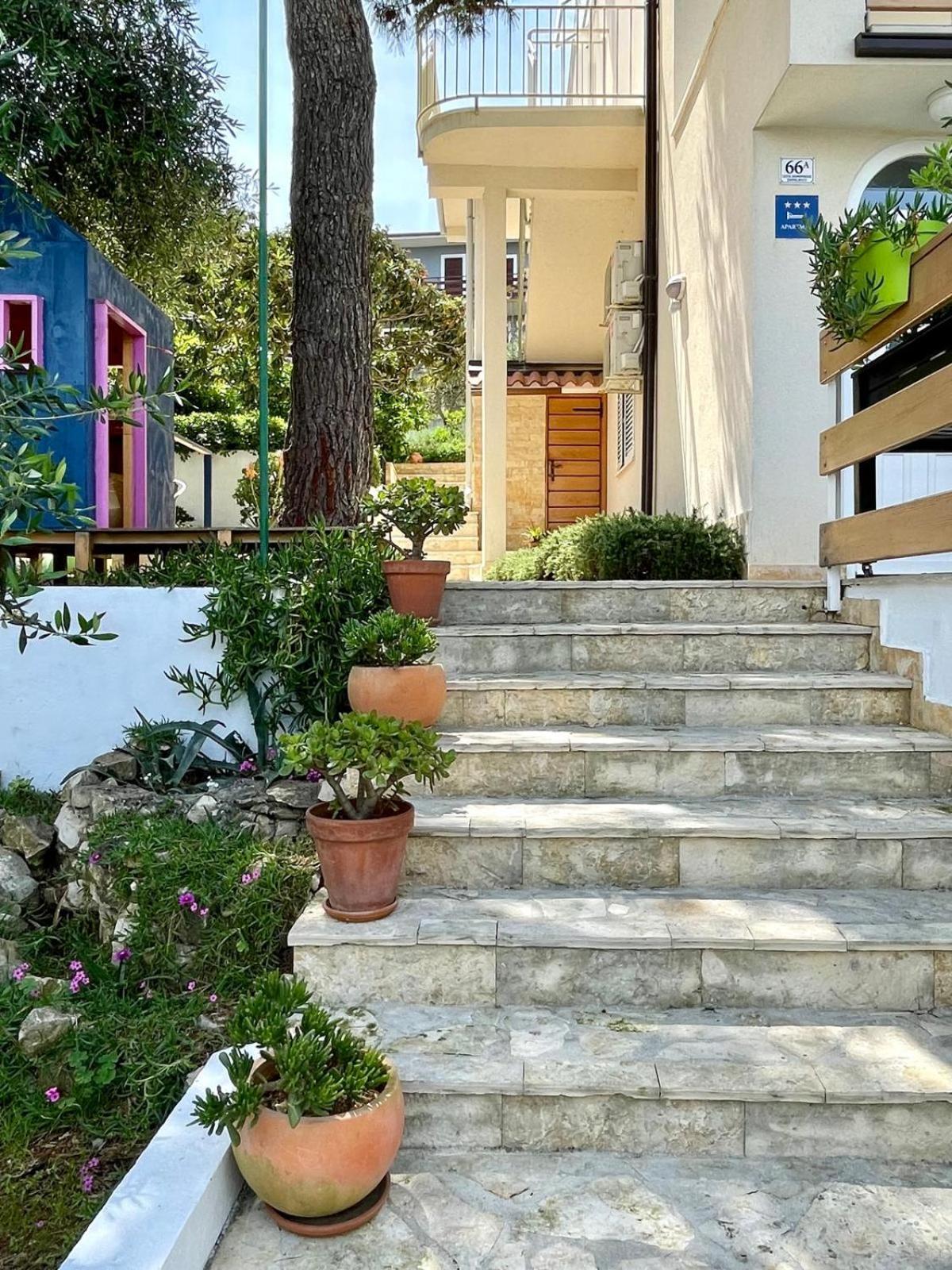 Villa Bua - Beautiful Seafront Apartments Trogir Bagian luar foto
