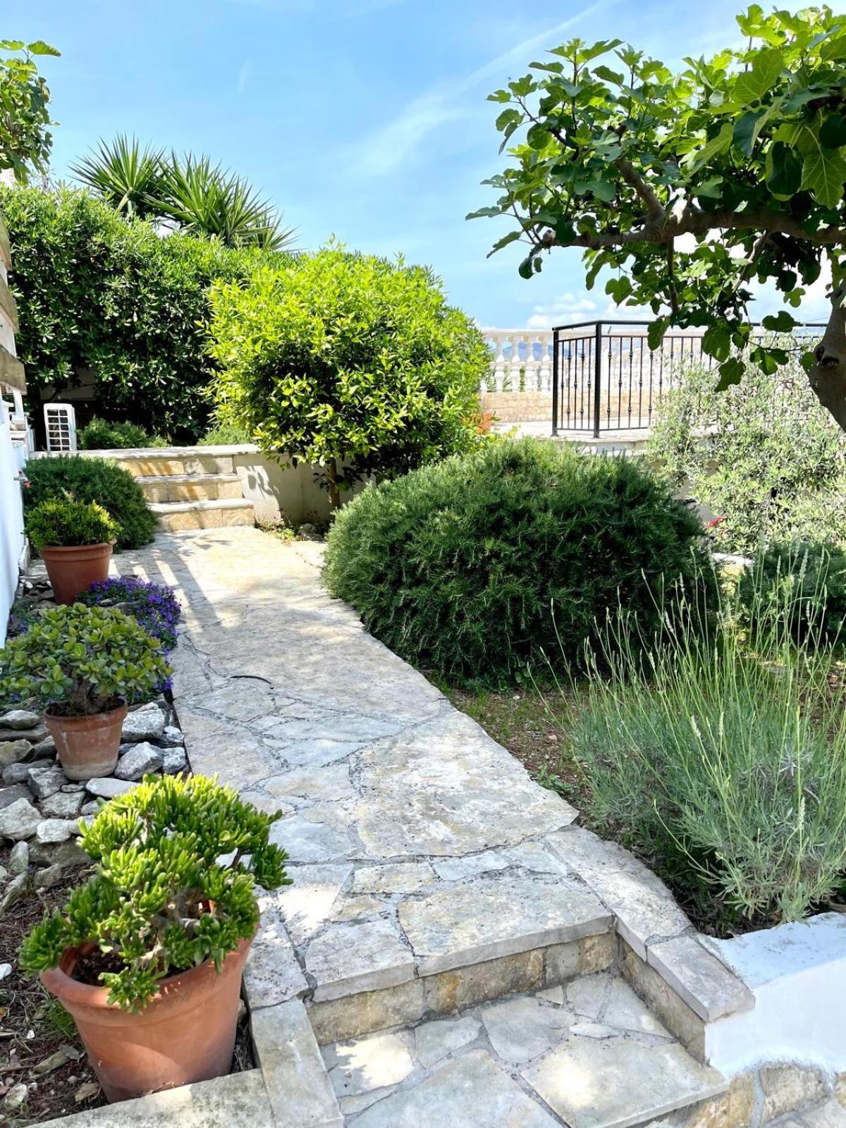 Villa Bua - Beautiful Seafront Apartments Trogir Bagian luar foto